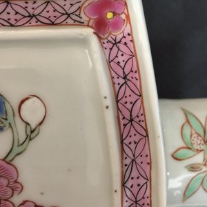 Een paar vierkante Chinese famille rose theebussen met deksels, Yongzheng, 1723-1735 — foto 16