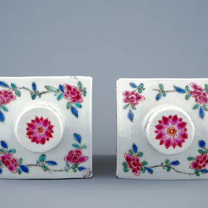 Een paar vierkante Chinese famille rose theebussen met deksels, Yongzheng, 1723-1735 — foto 6