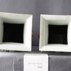 Een paar vierkante Chinese famille rose vazen, 19/20e eeuw — foto 13