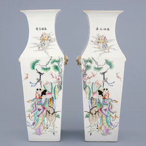 Een paar vierkante Chinese famille rose vazen, 19/20e eeuw — foto 2