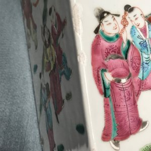 Een paar vierkante Chinese famille rose vazen, 19e eeuw — foto 11