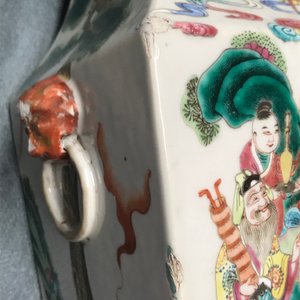 Een paar vierkante Chinese famille rose vazen, 19e eeuw — foto 13