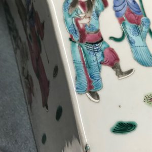 Een paar vierkante Chinese famille rose vazen, 19e eeuw — foto 14