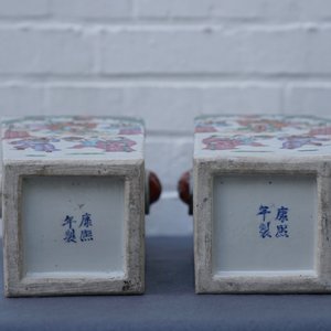 Een paar vierkante Chinese famille rose vazen, 19e eeuw — foto 20