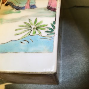 Een paar vierkante Chinese famille rose vazen met figuratief decor, Yongzheng — foto 14
