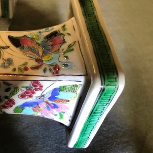 Een paar vierkante Chinese famille rose vazen met figuratief decor, Yongzheng — foto 18