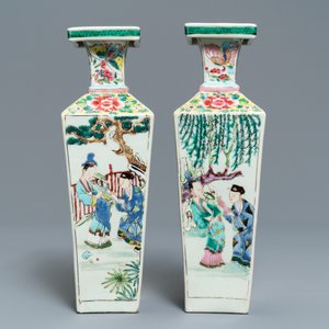 Een paar vierkante Chinese famille rose vazen met figuratief decor, Yongzheng — foto 2