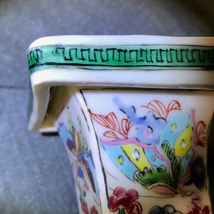 Een paar vierkante Chinese famille rose vazen met figuratief decor, Yongzheng — foto 10