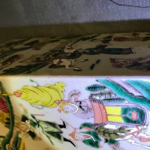 Een paar vierkante Chinese famille rose vazen met krijgers en hofscènes, 19e eeuw — foto 10