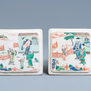 Een paar vierkante Chinese famille verte plaquettes, Kangxi — foto 1