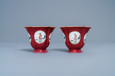 Een paar vierlobbige Chinese famille rose 'ruby ground' wijnkoppen, Qianlong