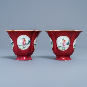 Een paar vierlobbige Chinese famille rose 'ruby ground' wijnkoppen, Qianlong — foto 1