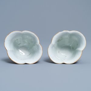 Een paar vierlobbige Chinese famille rose 'ruby ground' wijnkoppen, Qianlong — foto 5