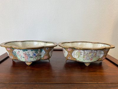 Een paar vierlobbige Chinese jardinières in Canton email, Qianlong merk, 19e eeuw — foto 3