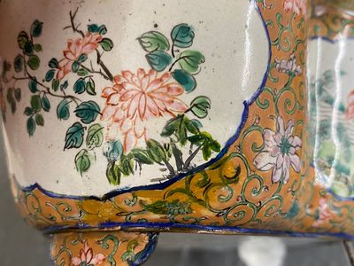 Een paar vierlobbige Chinese jardinières in Canton email, Qianlong merk, 19e eeuw — foto 10