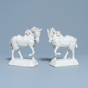 Een paar wit Delftse modellen van paarden, 18e eeuw — foto 1