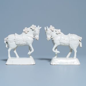 Een paar wit Delftse modellen van paarden, 18e eeuw — foto 2