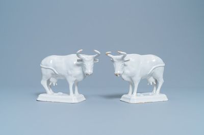 Een paar witte Delftse koeien op basis, 18e eeuw
