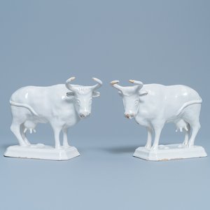Een paar witte Delftse koeien op basis, 18e eeuw — foto 1