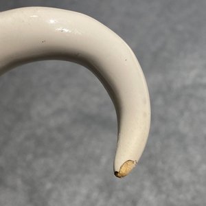 Een paar witte Delftse koeien op basis, 18e eeuw — foto 11