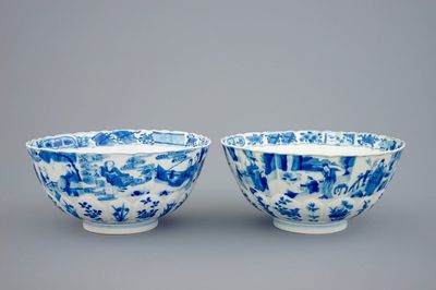 Een paar zeer fijne Chinese blauw-witte kommen in lotusvorm gemouleerd, Kangxi
