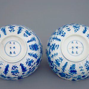 Een paar zeer fijne Chinese blauw-witte kommen in lotusvorm gemouleerd, Kangxi — foto 7
