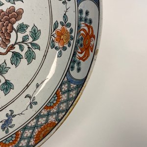 Een paar zeer fijne Delftse chinoiserie borden in famille verte-stijl, 18e eeuw — foto 9