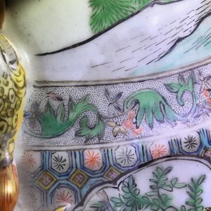 Een paar zeer grote Chinese famille verte vazen met fijn verhalend decor, 19e eeuw — foto 13
