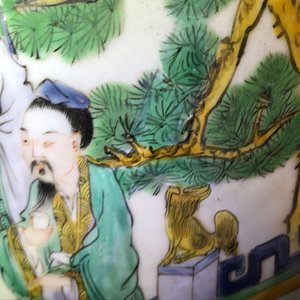 Een paar zeer grote Chinese famille verte vazen met fijn verhalend decor, 19e eeuw — foto 17