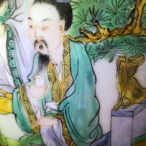 Een paar zeer grote Chinese famille verte vazen met fijn verhalend decor, 19e eeuw — foto 18