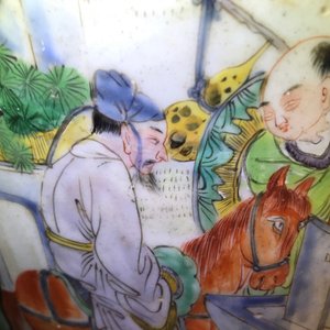 Een paar zeer grote Chinese famille verte vazen met fijn verhalend decor, 19e eeuw — foto 24