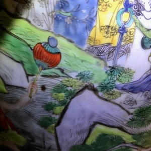 Een paar zeer grote Chinese famille verte vazen met fijn verhalend decor, 19e eeuw — foto 28