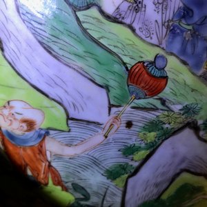 Een paar zeer grote Chinese famille verte vazen met fijn verhalend decor, 19e eeuw — foto 29