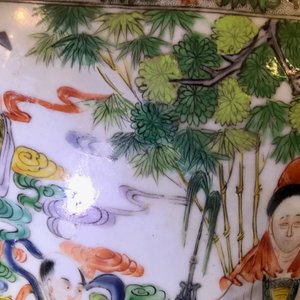 Een paar zeer grote Chinese famille verte vazen met fijn verhalend decor, 19e eeuw — foto 35