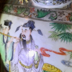 Een paar zeer grote Chinese famille verte vazen met fijn verhalend decor, 19e eeuw — foto 36