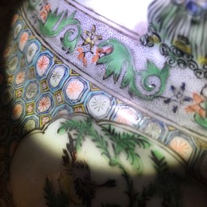 Een paar zeer grote Chinese famille verte vazen met fijn verhalend decor, 19e eeuw — foto 41