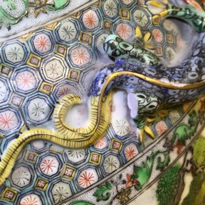 Een paar zeer grote Chinese famille verte vazen met fijn verhalend decor, 19e eeuw — foto 8