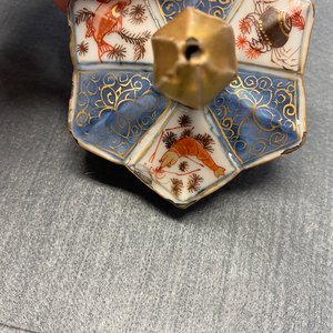 Een paar zeer grote Chinese Imari-stijl theepotten met deksels, Kangxi — foto 37