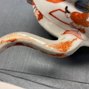 Een paar zeer grote Chinese Imari-stijl theepotten met deksels, Kangxi — foto 50