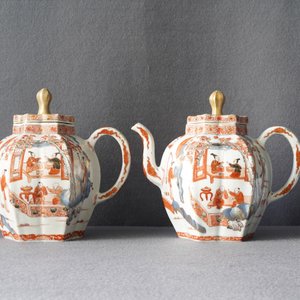 Een paar zeer grote Chinese Imari-stijl theepotten met deksels, Kangxi — foto 8