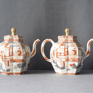 Een paar zeer grote Chinese Imari-stijl theepotten met deksels, Kangxi — foto 9