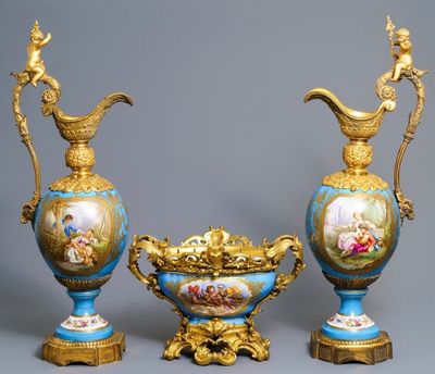 Een paar zeer grote Sèvres porseleinen kannen met verguld bronzen monturen en een jardinière, Frankrijk, 19e eeuw