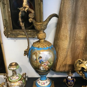Een paar zeer grote Sèvres porseleinen kannen met verguld bronzen monturen en een jardinière, Frankrijk, 19e eeuw — foto 13