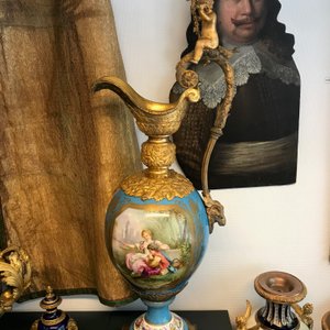 Een paar zeer grote Sèvres porseleinen kannen met verguld bronzen monturen en een jardinière, Frankrijk, 19e eeuw — foto 15