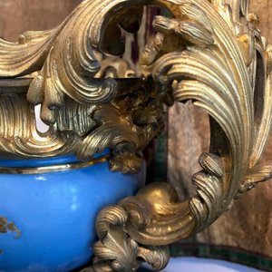 Een paar zeer grote Sèvres porseleinen kannen met verguld bronzen monturen en een jardinière, Frankrijk, 19e eeuw — foto 21