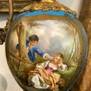 Een paar zeer grote Sèvres porseleinen kannen met verguld bronzen monturen en een jardinière, Frankrijk, 19e eeuw — foto 29