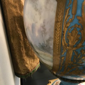 Een paar zeer grote Sèvres porseleinen kannen met verguld bronzen monturen en een jardinière, Frankrijk, 19e eeuw — foto 33