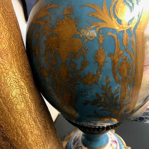 Een paar zeer grote Sèvres porseleinen kannen met verguld bronzen monturen en een jardinière, Frankrijk, 19e eeuw — foto 37