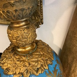 Een paar zeer grote Sèvres porseleinen kannen met verguld bronzen monturen en een jardinière, Frankrijk, 19e eeuw — foto 39