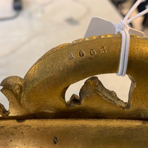 Een paar zeer grote Sèvres porseleinen kannen met verguld bronzen monturen en een jardinière, Frankrijk, 19e eeuw — foto 47